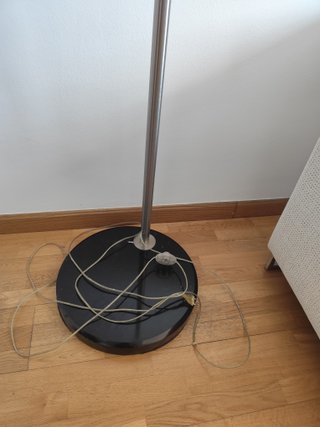 Lámpara de pie metálica curva