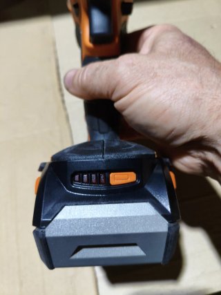 Llave de impacto AEG 18V BSS18C12 + Cargador y bat