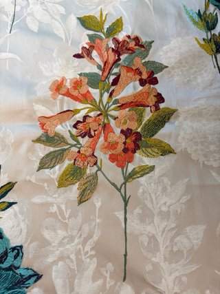 Tessuto ricamato con fiori