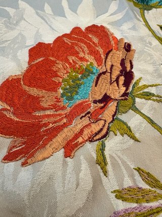 Tessuto ricamato con fiori