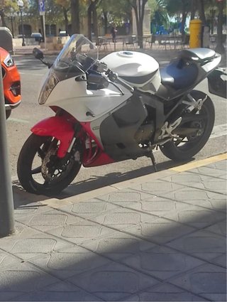 Hyosung GT125R Deportiva Roja y Blanca