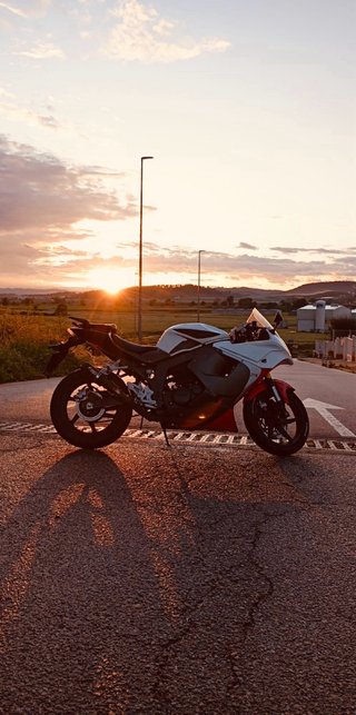 Hyosung GT125R Deportiva Roja y Blanca