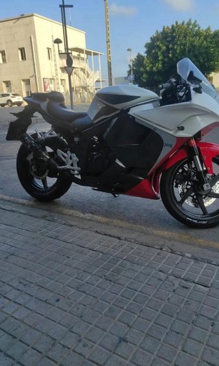 Hyosung GT125R Deportiva Roja y Blanca