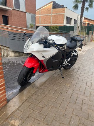 Hyosung GT125R Deportiva Roja y Blanca