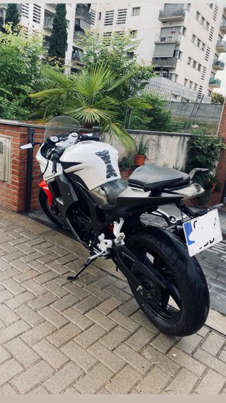 Hyosung GT125R Deportiva Roja y Blanca