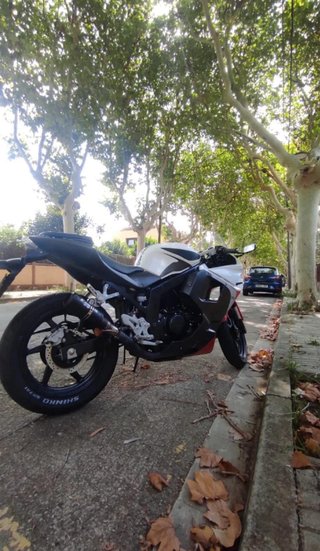 Hyosung GT125R Deportiva Roja y Blanca