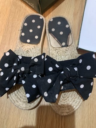 Sandalias de cuña con lazo lunares