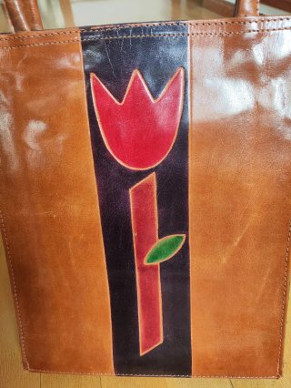 Bolso de piel con diseño de flor