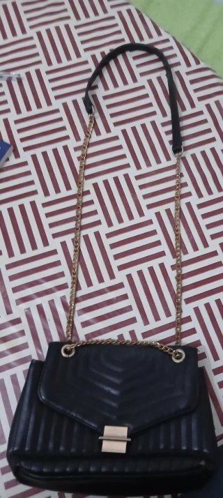 Bolso negro Pimkie con cadena dorada