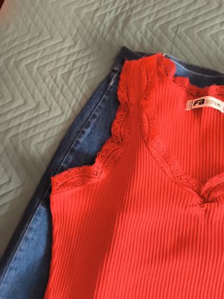 Falda vaquera y top rojo