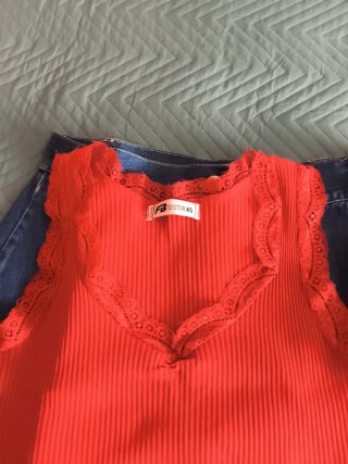 Falda vaquera y top rojo