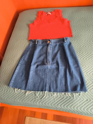 Falda vaquera y top rojo