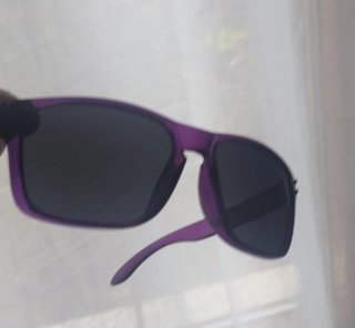 Gafas de sol moradas a trasluz