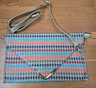 Bolso cartera multicolor.