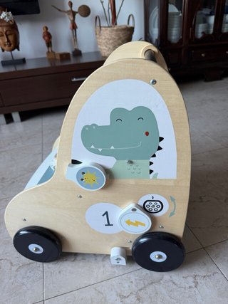Andador infantil de madera con juegos