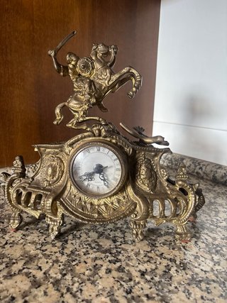 Candelabro de mesa dorado con figura
