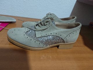 Zapatos beige con detalles plateados