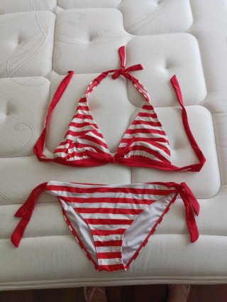 Bikini a rayas rojo y blanco