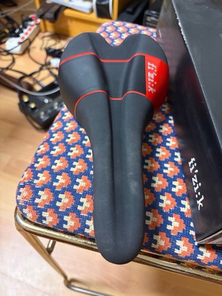 Sillín Fizik Aliante VSX Negro/Rojo