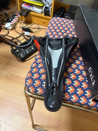 Sillín Fizik Aliante VSX Negro/Rojo