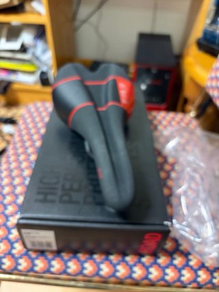 Sillín Fizik Aliante VSX Negro/Rojo