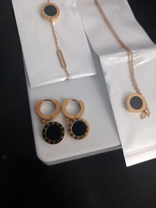 Collar con colgante de números romanos