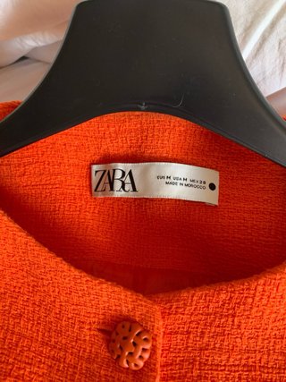 Traje chaleco y pantalón naranja de Zara