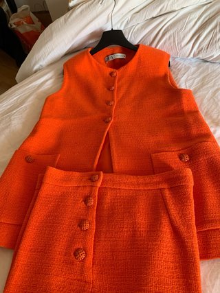 Traje chaleco y pantalón naranja de Zara