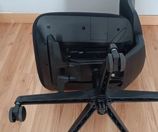Silla de oficina negra con ruedas