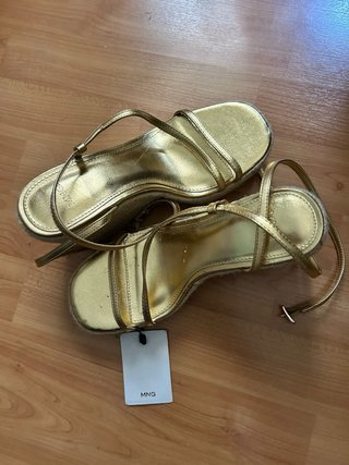 Sandalias doradas Mango