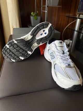 Zapatillas New Balance Blancas y Plateadas