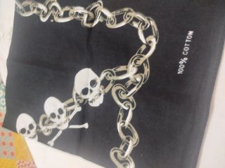 Pañuelo pirata calaveras y cadenas