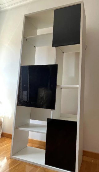 Estantería moderna blanca y negra