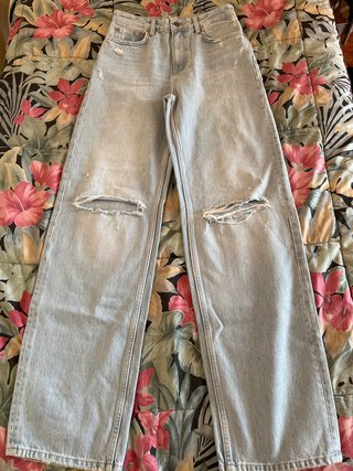 Pantalones vaqueros anchos desgastados