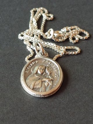 Conjunto de joyas compuesto por cadena y colgante