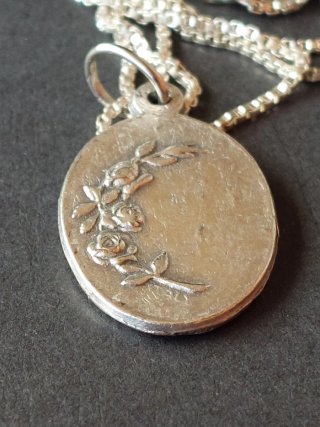 Conjunto de joyas compuesto por cadena y colgante