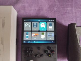 Anbernic RG40XX V Negra con accesorio