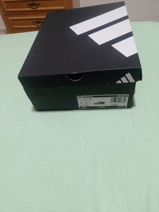 Zapatillas Adidas Negras y Blancas