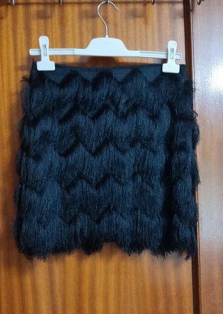Falda corta Stradivarius negra flecos fiesta