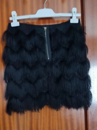 Falda corta Stradivarius negra flecos fiesta