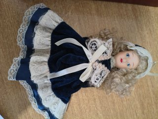 Muñeca de Porcelana Vestido Blanco Lunares