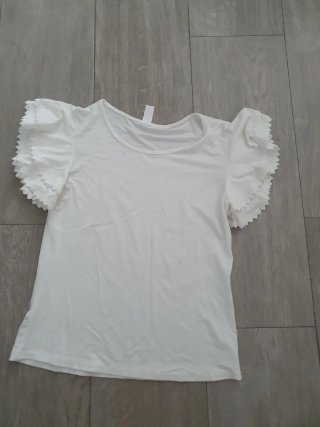 Blusa blanca con mangas acampanadas