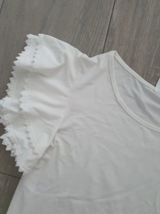 Blusa blanca con mangas acampanadas
