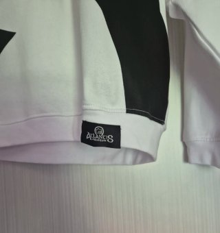 Sudadera blanca con pingüino