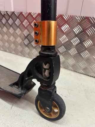 Patinete infantil negro y dorado