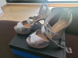 Zapatos Marypaz plateados, usados una vez.