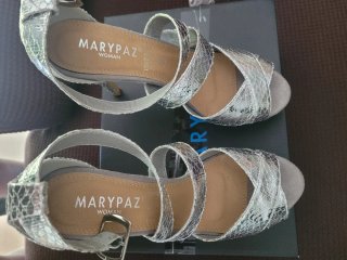 Zapatos Marypaz plateados, usados una vez.