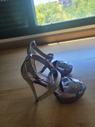 Zapatos Marypaz plateados, usados una vez.