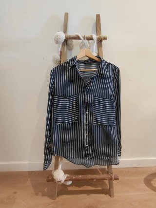 Camisa de rayas azul y blanca.
