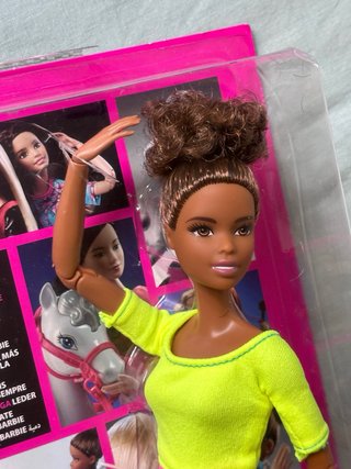 NUEVO - Barbie Made to Move (Top Amarillo)